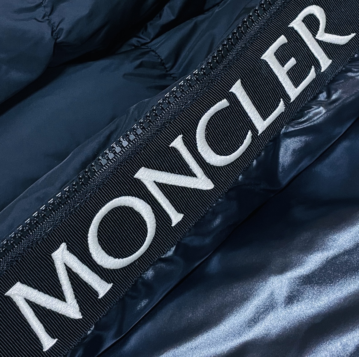 美品 MONCLER モンクレール MONTCLA GIUBBOTTO モンクラ ダウンジャケット サイズ 0 ロゴ刺繍 フード. ブラック　本物保証_画像4