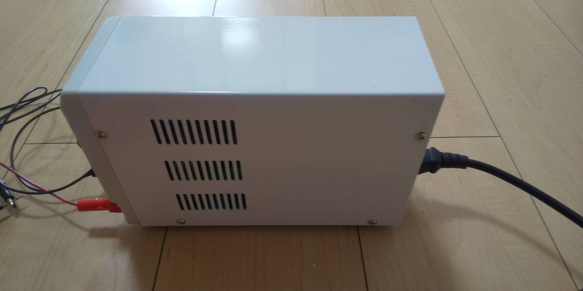 中古 送料無料小型直流安定化電源 0-30V 0-5A 可変デジタル表示 スイッチング電源 AC/DC コンバーター 電圧/電流出力調整可能_画像5