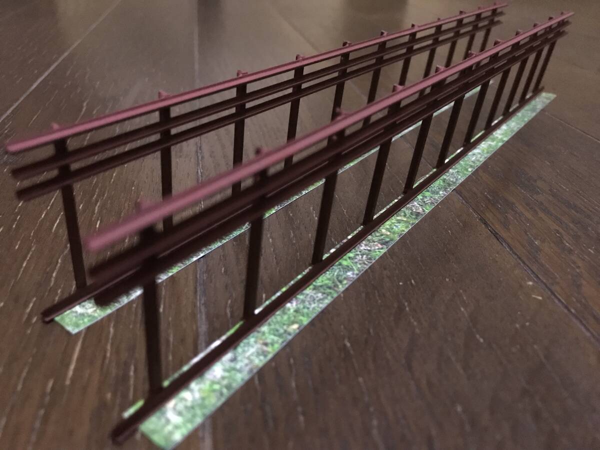 古レール表現のホーム柵（赤褐色）1/80　約１両分長さ約255mm　２本セット_画像1