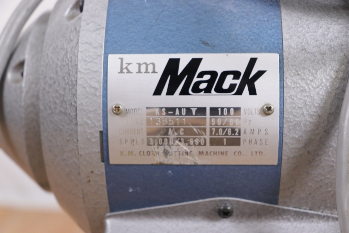 【動作OK】km Mack KS-AU 100V ケーエム裁断機 電動 カッティングマシン 生地裁断機 布 製造 010JQZJH65_画像3