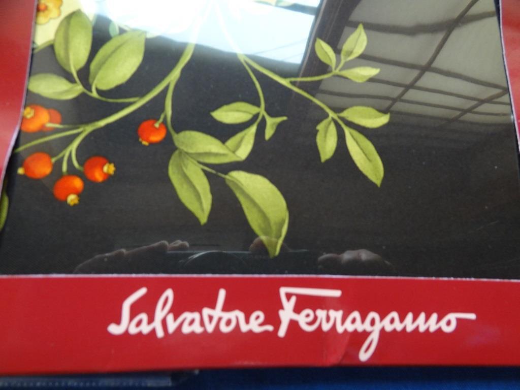 Ferragamo フェラガモ スカーフ シルク100％ 未使用の保管品の画像2
