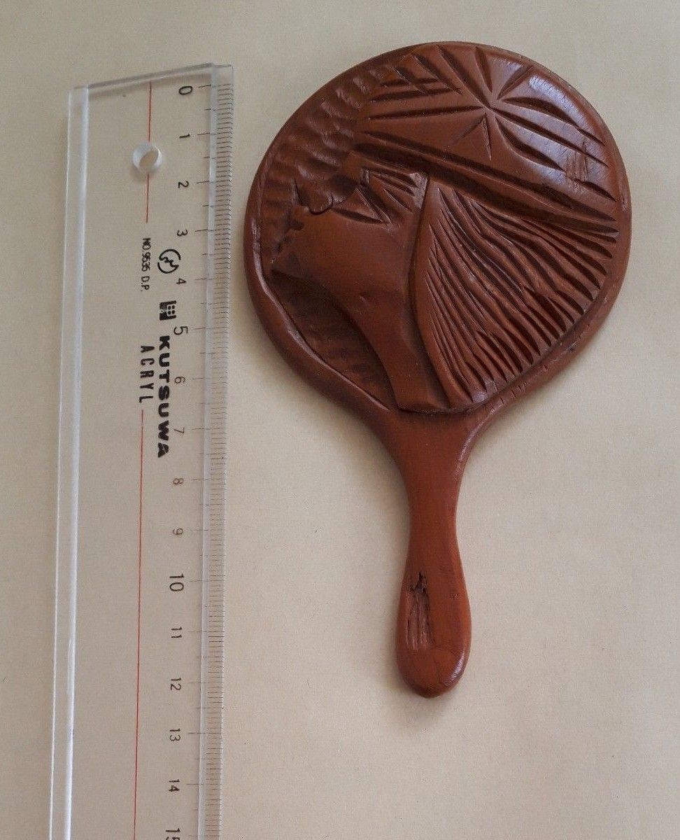 アイヌ民族　工芸品　木彫り　手鏡　メノコ　女の子　アイヌ文様