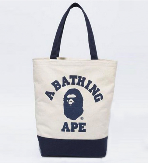 BAPE◆A BATHING APE／ネイビー×アイボリー/カレッジ ロゴ トートバッグ◆ア ベイシング エイプ◆キャンバス／エコバッグ／付録ノベルティの画像1