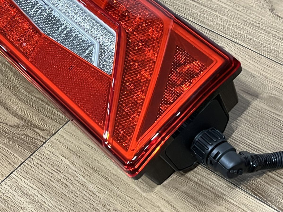 NEWモデル 新車外し 1m配線付 スカニア 純正LEDテールランプ NEWモデル 新車外し 1m配線付 スカニア 純正LEDテールランプ