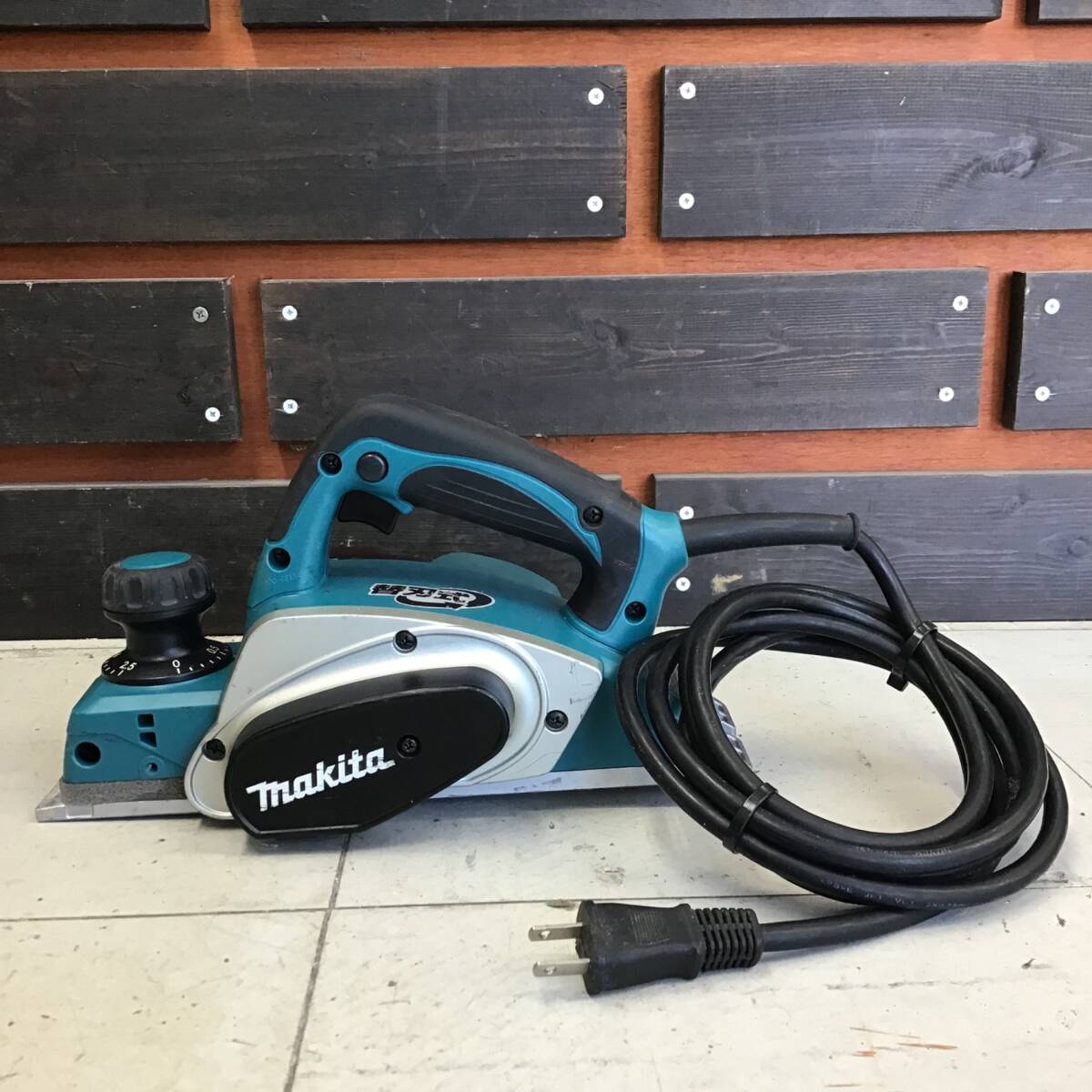 【中古品】マキタ/makita 電気カンナ KP0800A 研磨式 ■送料無料・代引き・店頭受取対応■_画像1