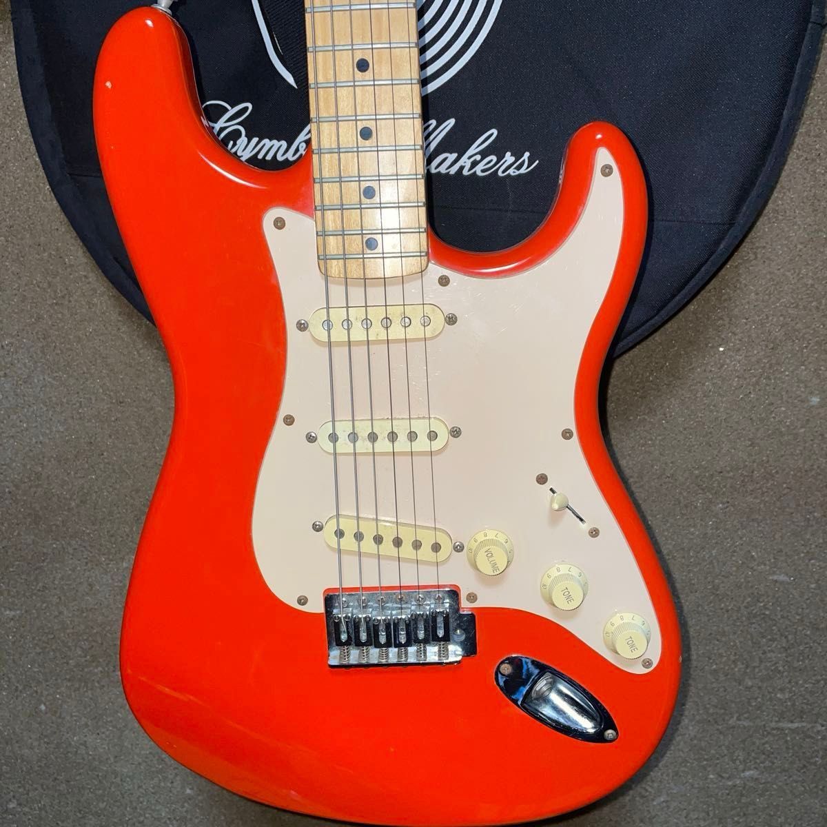 Squier  ストラトキャスター　by Fender オレンジ色が眩しい。ソフトケース　アーム装着不良の為値下げ。