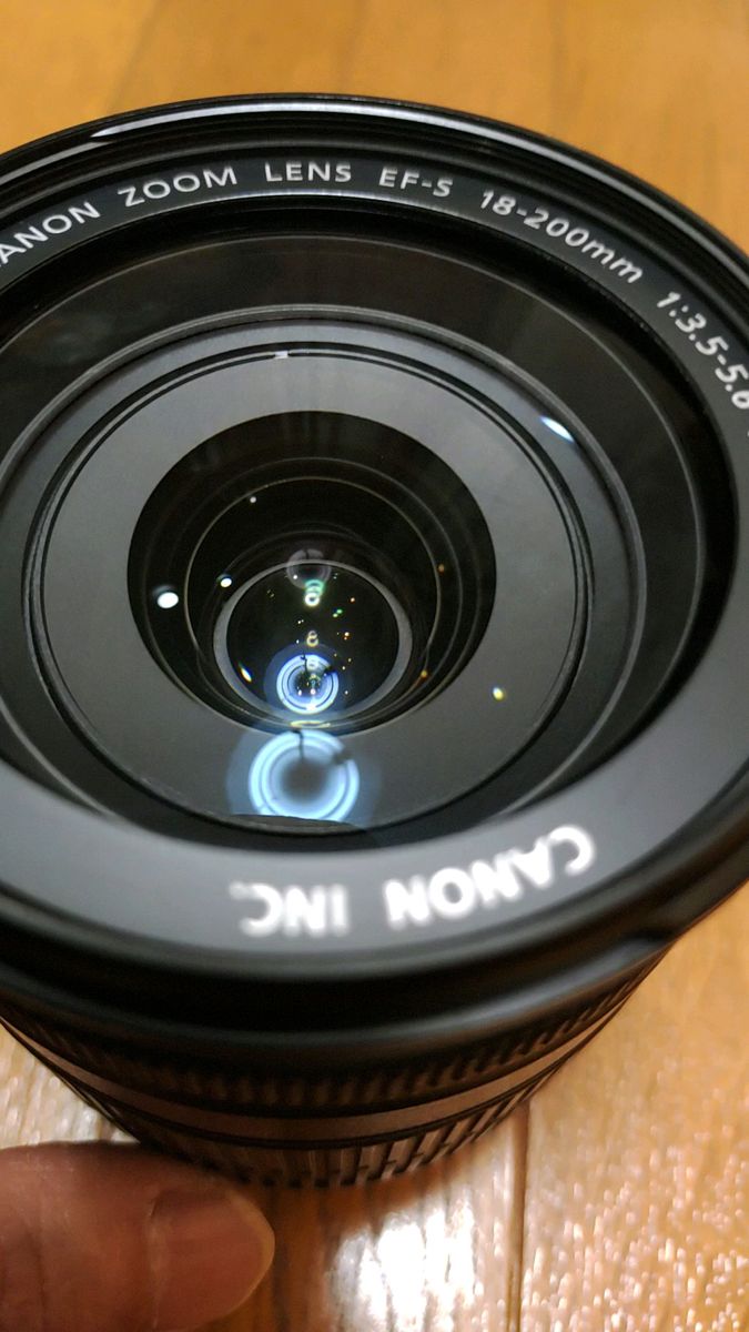 Canon EF-S 18-200mm F3.5-5.6 IS 広角〜望遠レンズ 特筆:光学系超優良(クリアーです)
