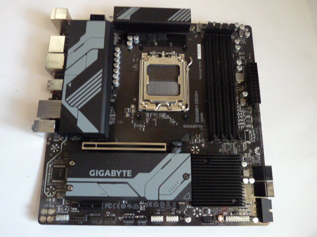 現状品◆GIGABYTE B650M DS3H M-ATX Motherboard マザーボード_画像1