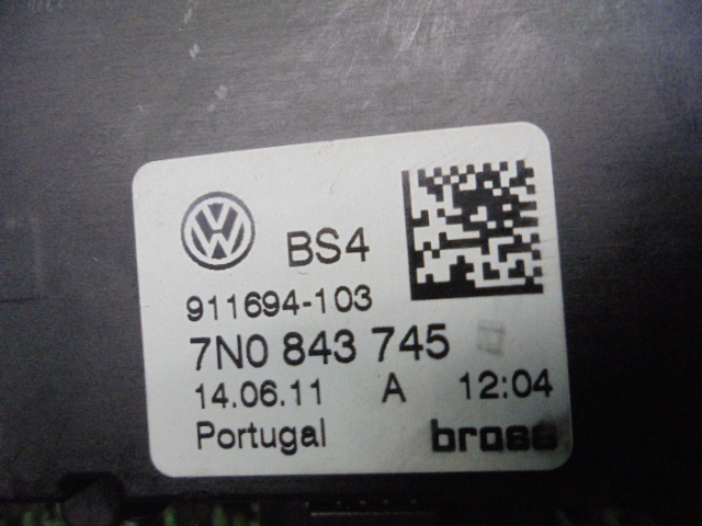 4FE4517 OB2)) フォルクスワーゲン シャラン DBA-7NCAV 2010年〜2013年 前期型 純正 リア左ドアイージークローザーモーター　7N0843745_画像2