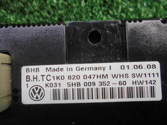 4FE7019 JF5)) フォルクスワーゲン ゴルフ ABA-1KCAX 2009年 純正 エアコンスイッチパネル　1K0820047HM_画像2