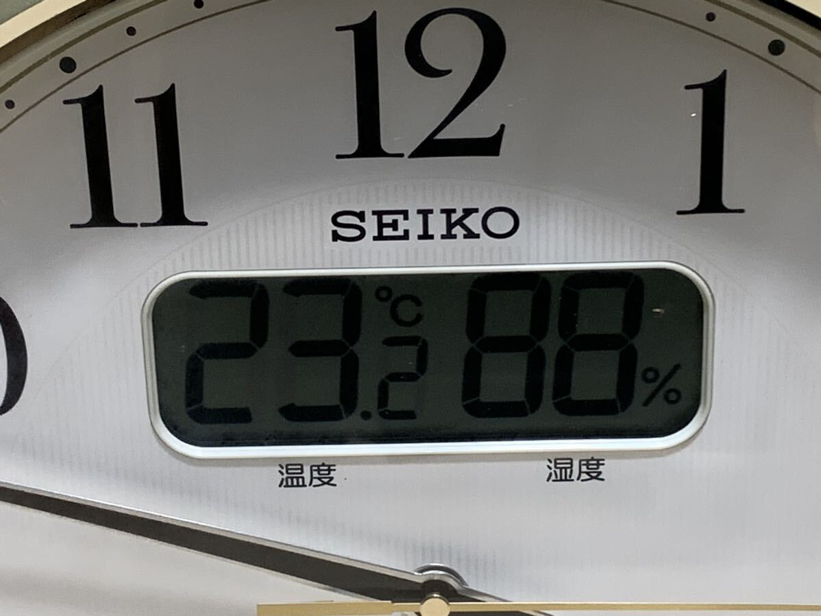 ☆ 動作品 SEIKO セイコー KX384S 電波掛時計 湿度 自動点灯 カレンダー 電波 温度 夜でも見えるの画像2