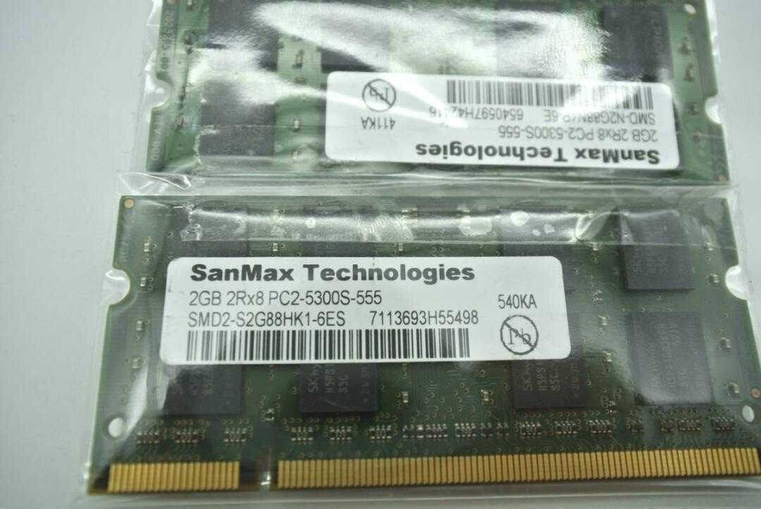 【動作テスト済】送料込700円★SanMax DDR2-667 PC2-5300S 1枚2GB×2枚　/計4GB 動作品★ノート用 メモリー★両面16枚チップ_画像2