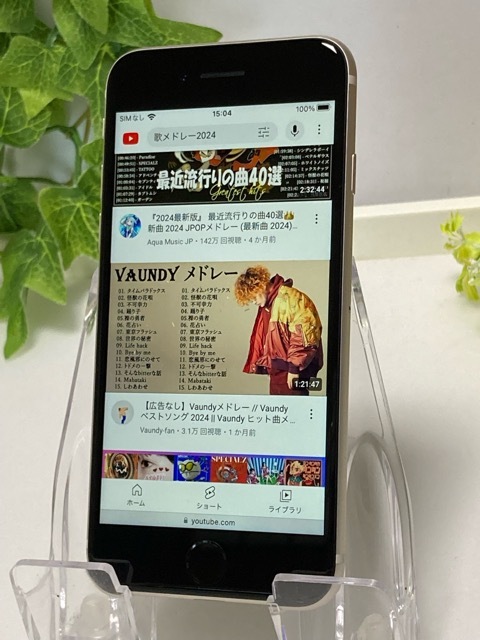 iPhone SE (第3世代) 64GB MMYD3J/A スターライト☆ au 〇判定 SIMフリー バッテリー新品100％！ スマホ本体 A5829_画像4