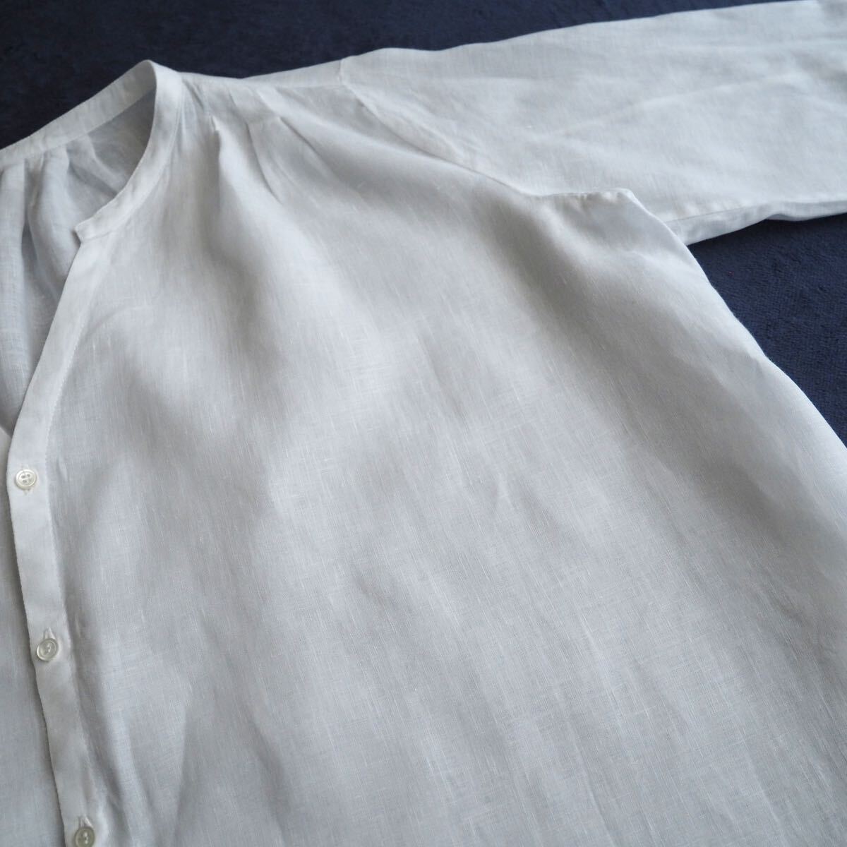 GALERIE VIE ギャルリーヴィー リネンシャツ タックシャツ ブラウス バンドカラー Vネック 長袖シャツ ゆったり ホワイト 白 36サイズ_画像5