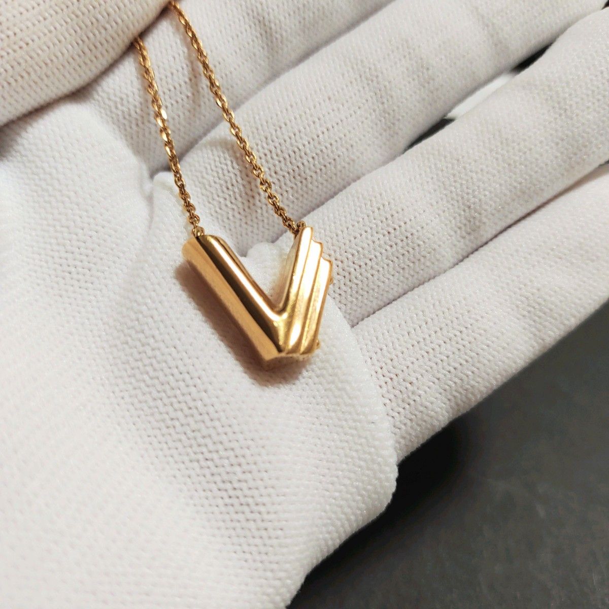 極美品】ルイヴィトン Vネックレス LV&ME ゴールド M61077 菊池 極美品】ルイヴィトン Vネックレス LV&ME ゴールド M61077 菊池