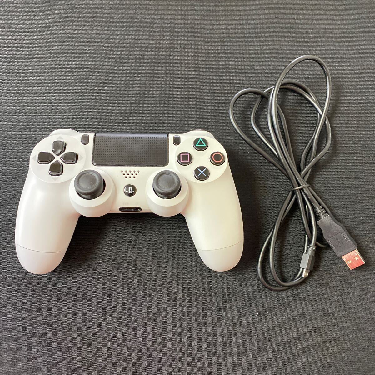 PS4 純正　ワイヤレスコントローラー　DUALSHOCK4 ホワイト　充電ケーブル　セット　ジャンク扱い　SONY PlayStation4 _画像1
