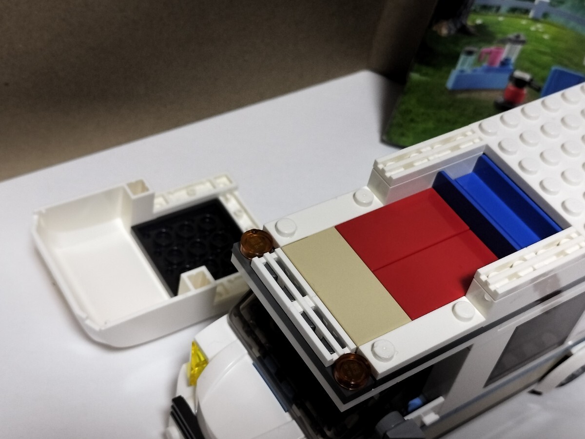 送料無料即決希望　LEGO レゴ ホリデーキャンピングカー 60283　ミニフィグ　赤ちゃん　知育玩具　車　タイヤ　フライパン　シティ CITY_画像6