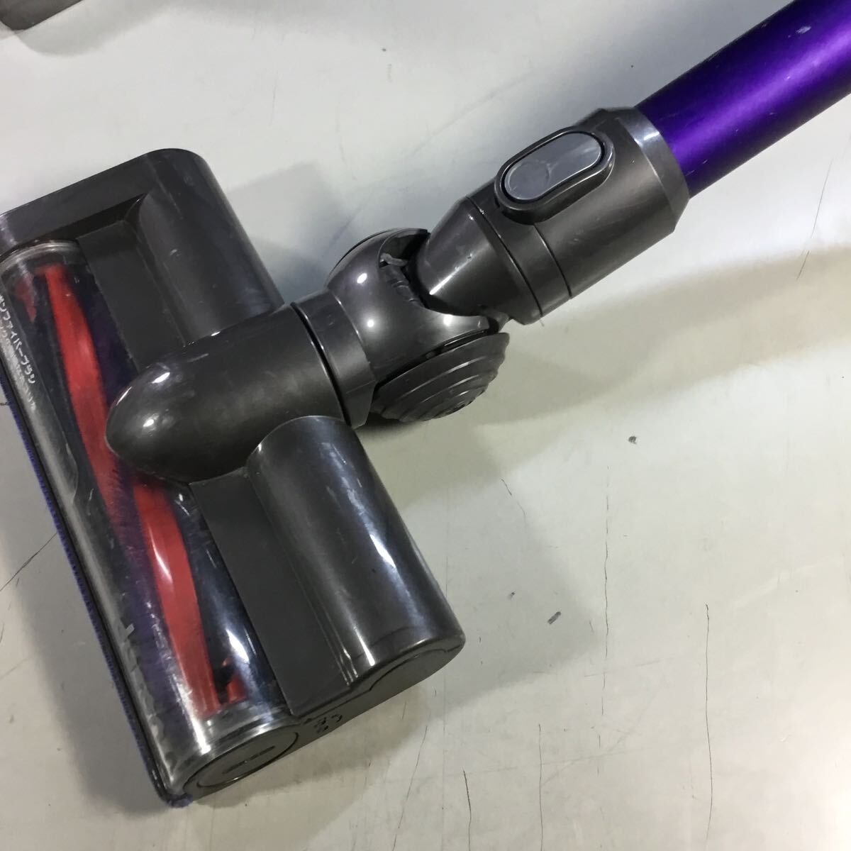 【送料無料】(051055G) dyson DC62サイクロン式コードレスクリーナー 【ワケあり】 ジャンク品_画像2