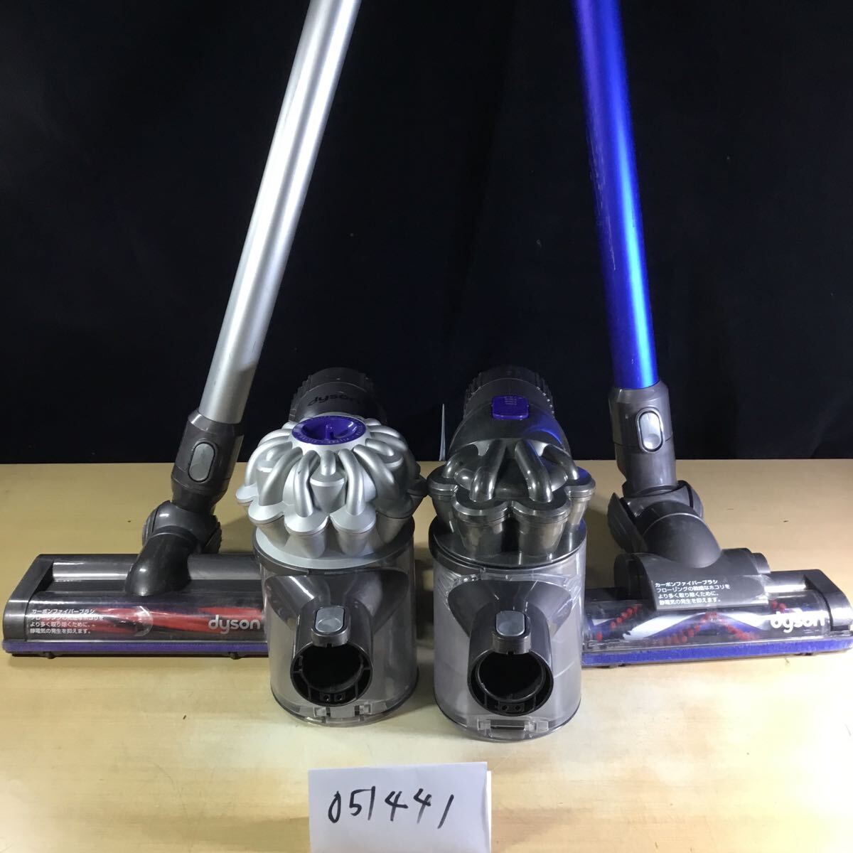 (051441G) dyson DC45/DC62 サイクロン式コードレスクリーナー ジャンク品 2台セット_画像1