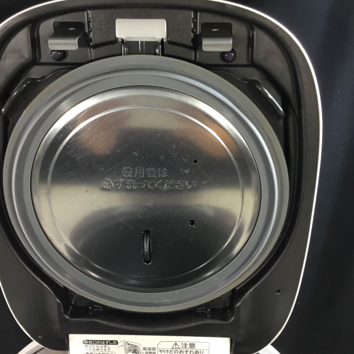 【送料無料】(051775G) TOSHIBA RC-10VST 2022年製　真空圧力IH炊飯ジャー 5.5合炊き 中古品_画像3
