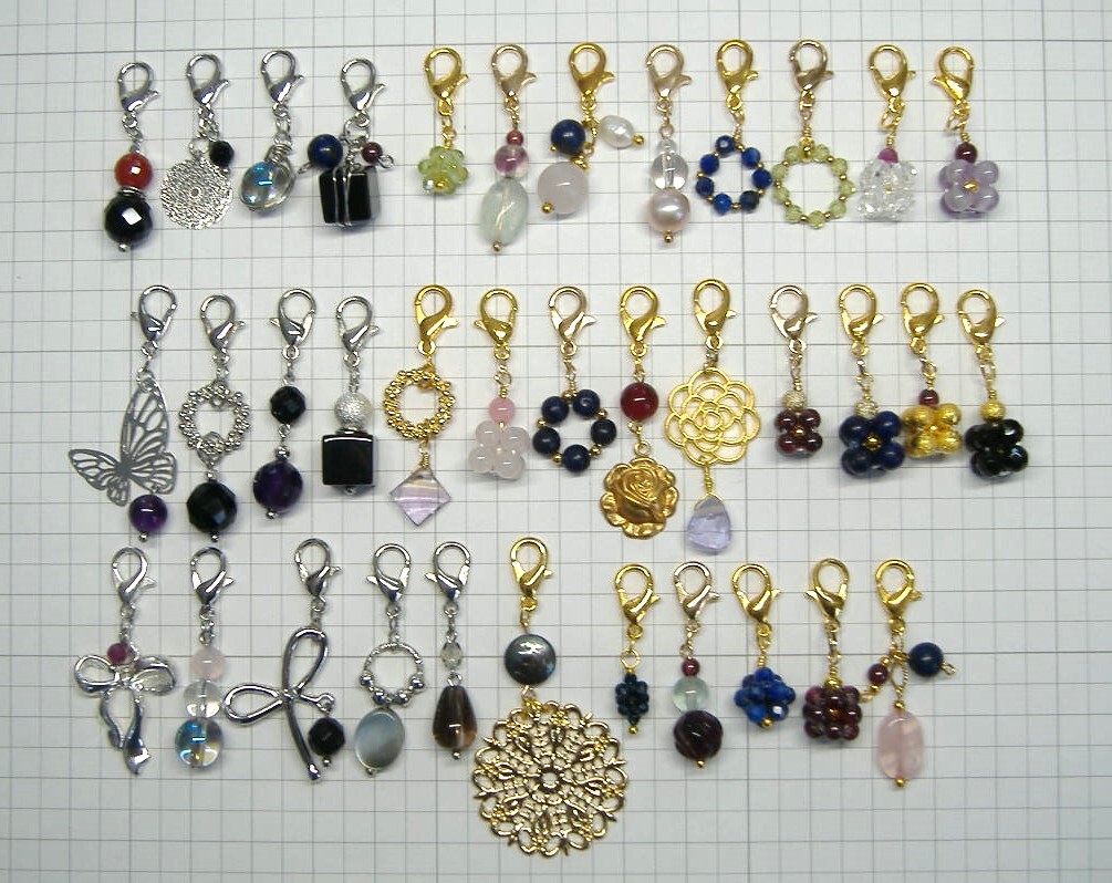 ★2枚仕立ての立体マスクカバー 不織布が見えるから病院でも 金糸入り水色系の花刺繍のレース チャーム付2通り使い ハンドメイド  の画像8