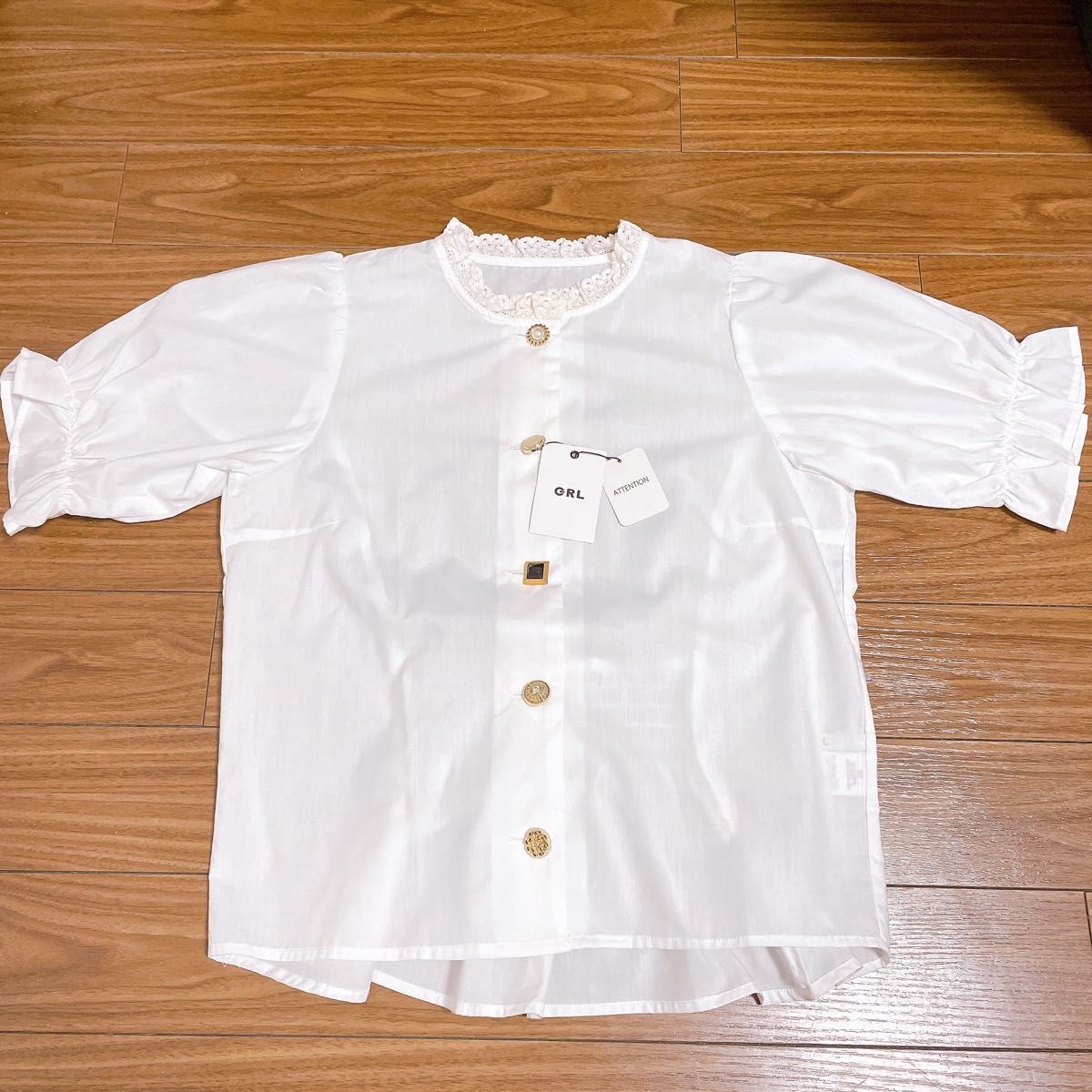 【新品タグ付き】GRL　レディース　ブラウス　バックシャーリングレースネック　 半袖ブラウス 半袖 白 ホワイト シャツ