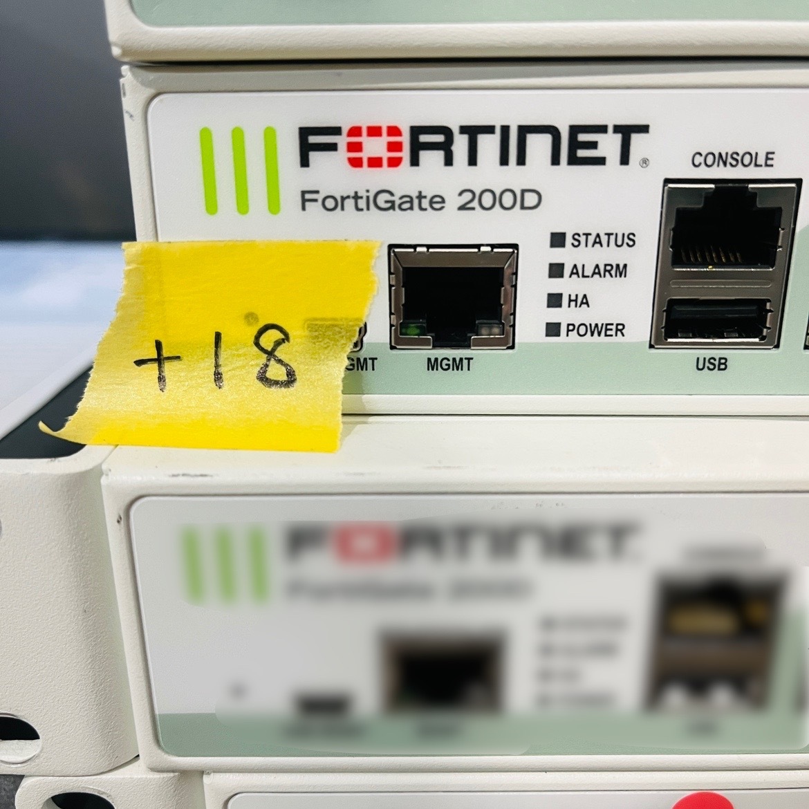 ＋18【通電OK】Fortinet FortiGate 200D FG-200D 分散型エンタープライズ向け 次世代ファイアウォール UTM フォーティネット_画像1