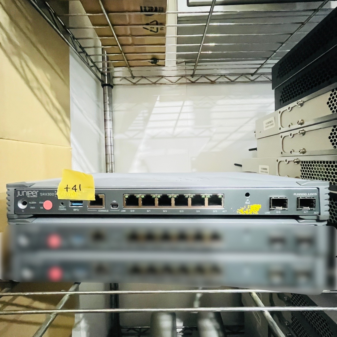 ＋41【通電未確認】Juniper SRX300 ファイアウォール SD-WAN 侵入防止機能 Webフィルタリング Wi-Fiモジュール ジュニパー ネットワーク_画像2