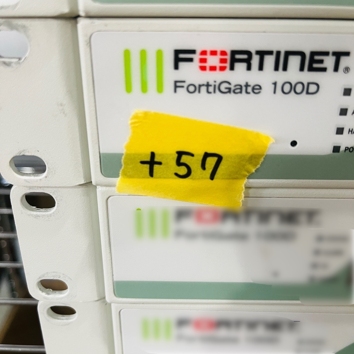 ＋57【通電OK】Fortinet FortiGate 100D FG-100D ファイアウォール FW ギガビットイーサネット FortiOS セキュリティ フォーティゲート_画像2