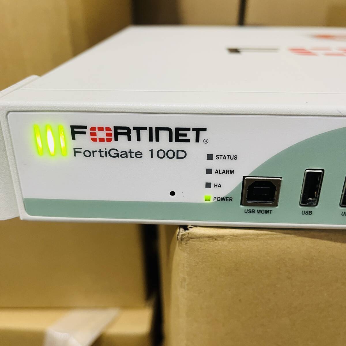 ＋64【通電OK】Fortinet FortiGate 100D FG-100D ファイアウォール FW ギガビットイーサネット FortiOS セキュリティ フォーティゲート_画像3