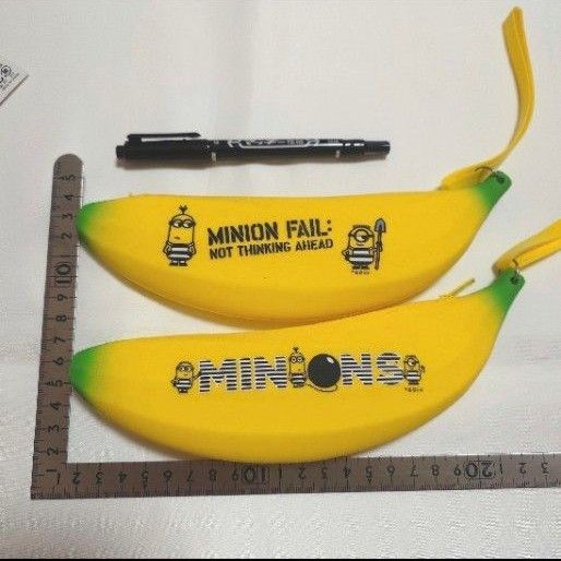 ミニオン　バナナ型　シリコン ポーチ　ペンケース　2個セット