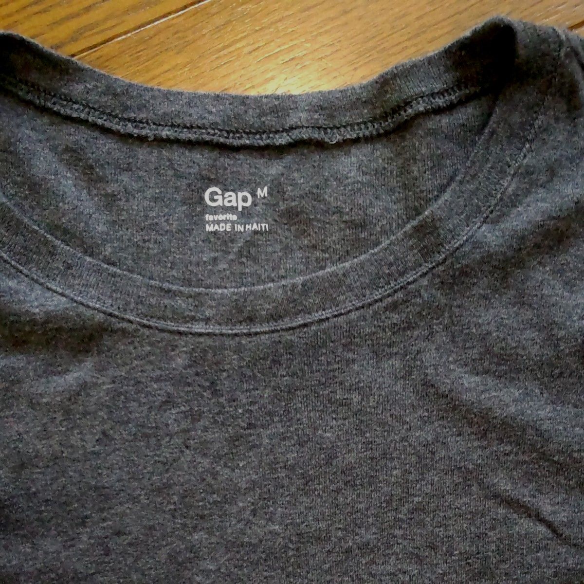 GAP  長袖 カットソー   Mサイズ  細身  グレー系  裾に刺しゅうロゴ   着用1回のみ  美品