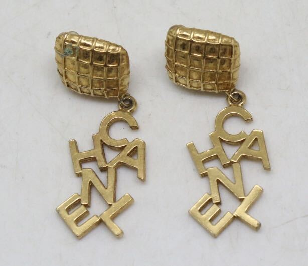 Chanel /CHANEL/CHANEL Logo / matelasse / earrings / Gold color / swing / Vintage 