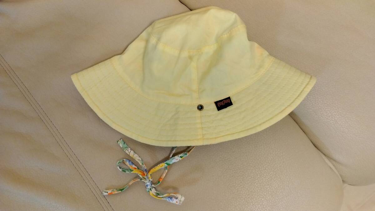 【美品】帽子　リバーシブル　あご紐つき　黄色　花柄（52cm）