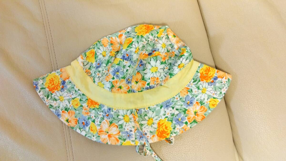 【美品】帽子　リバーシブル　あご紐つき　黄色　花柄（52cm）