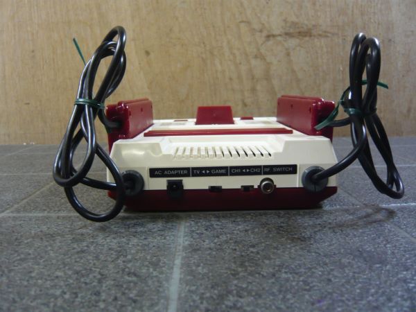 DD966 Nintendo/任天堂 FC ファミリーコンピューター 本体 HVC-001 電源コード,ケーブル,箱付 動作未確認 ジャンク扱/80の画像5