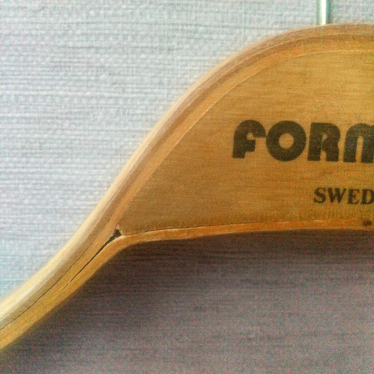 【北欧 ヴィンテージ】FORMTRA スウェーデン製 '80s 木製ハンガー ２本セット ジャケット・コート用 幅42cm 厚み2.7cm プライウッド_画像8