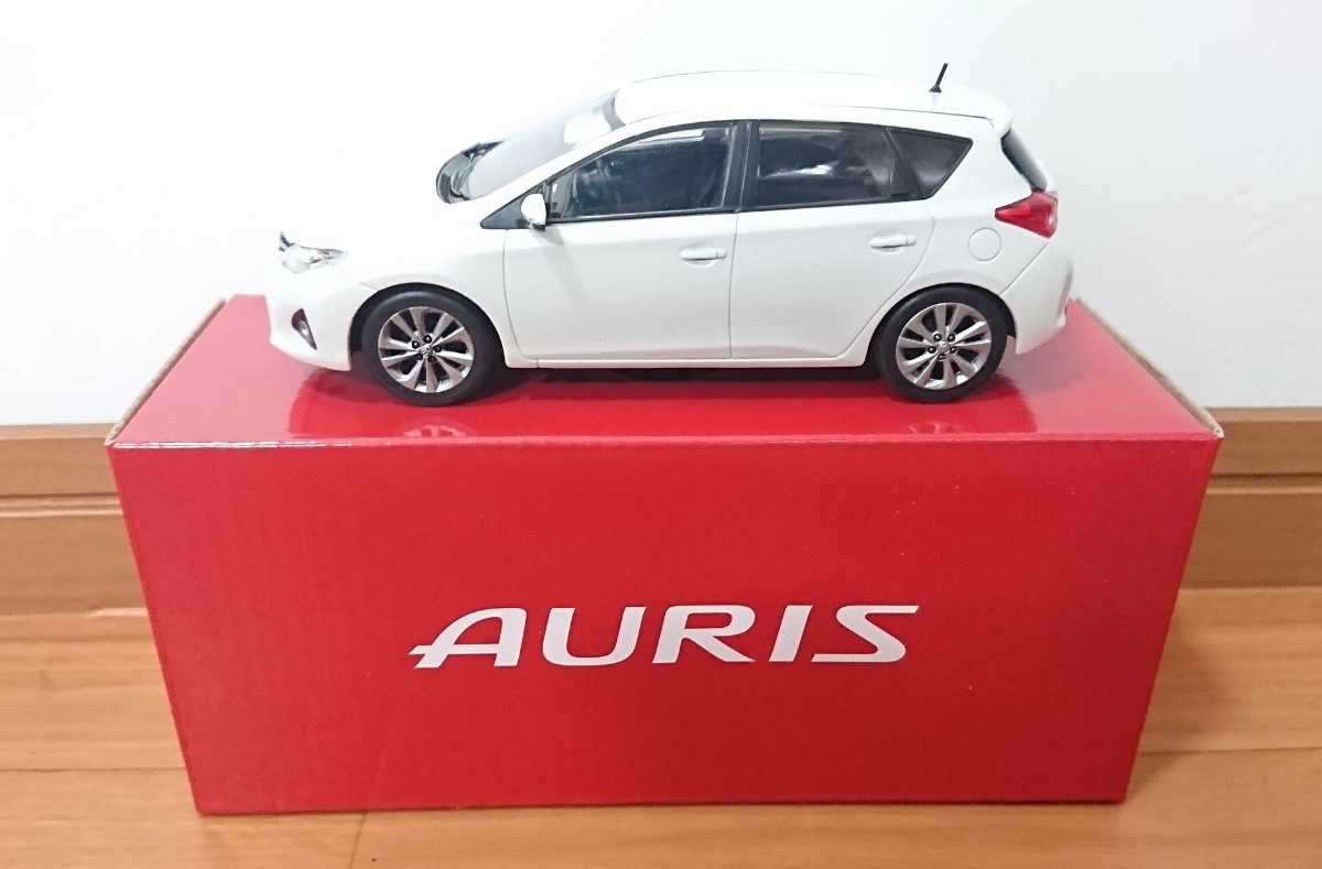  Toyota Auris RS 1/30 minicar white pearl crystal car in unused box attaching 