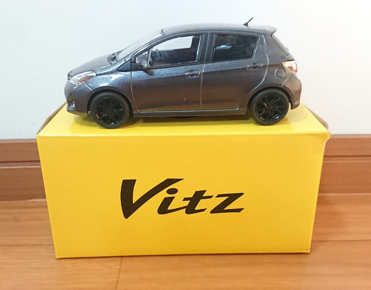  Toyota Vitz RS Vitz 1/30 color sample minicar gray metallic unused box attaching 