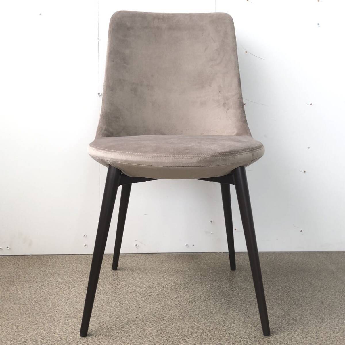 72■未使用 展示品 藤栄 FIS ダイニングチェア 布 ベージュ 脚 ブラウン 椅子 イス いす チェア chair 定3.2万 検)アクタス 北欧 カリモク_画像2