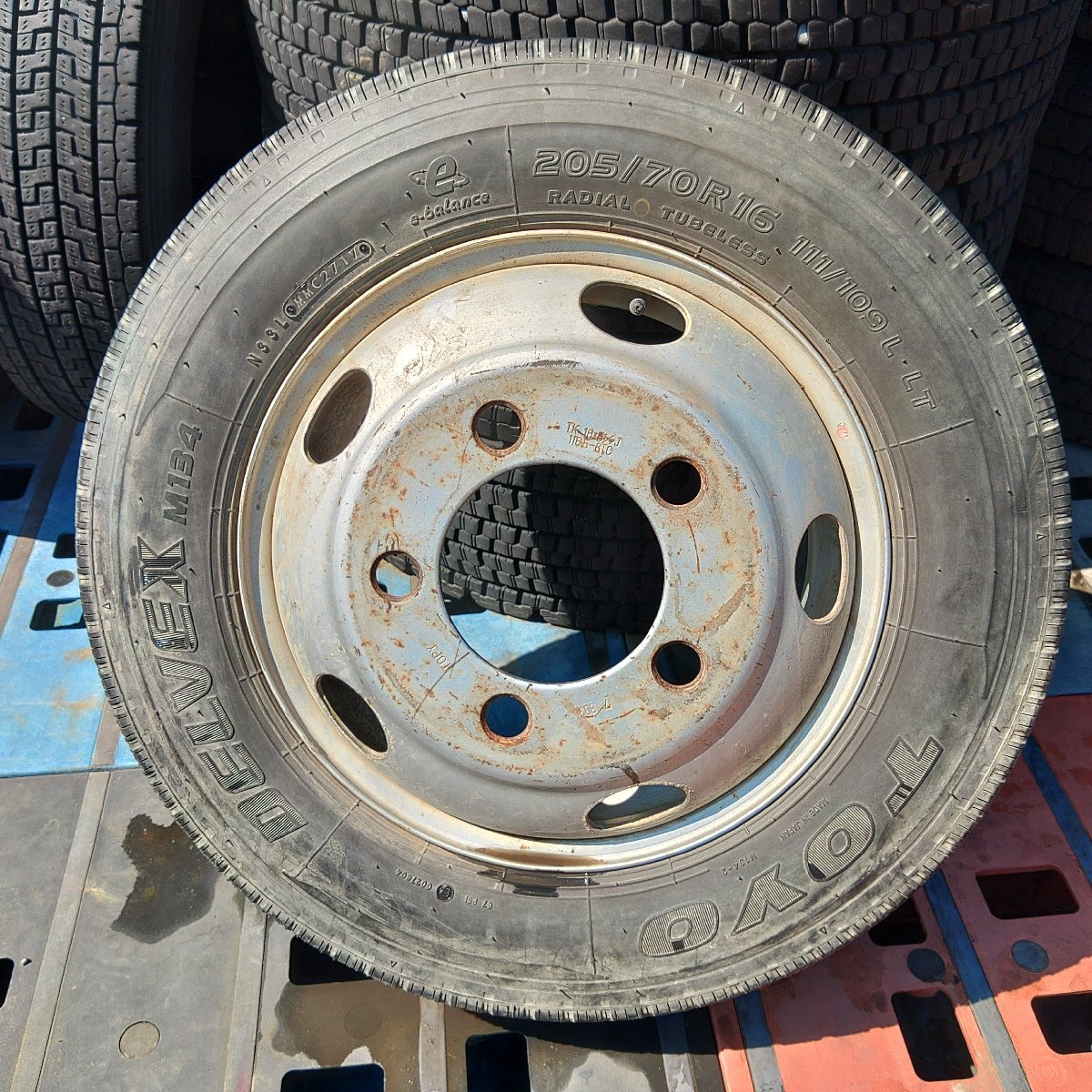 1本のみ★パT8905①■205/70R16 111/109L LT TOYO DELVEX M134 TOPY 5.5J 5穴 PCD208★条件付送料無料★地山 トラック 夏_画像1