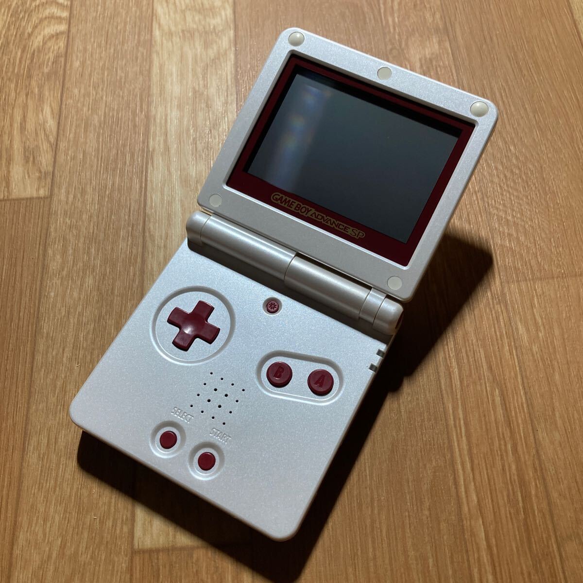 GBA ゲームボーイアドバンスSP ファミコンカラー XJH13920163 - 本体 GBA ゲームボーイアドバンスSP ファミコンカラー XJH13920163 - 本体