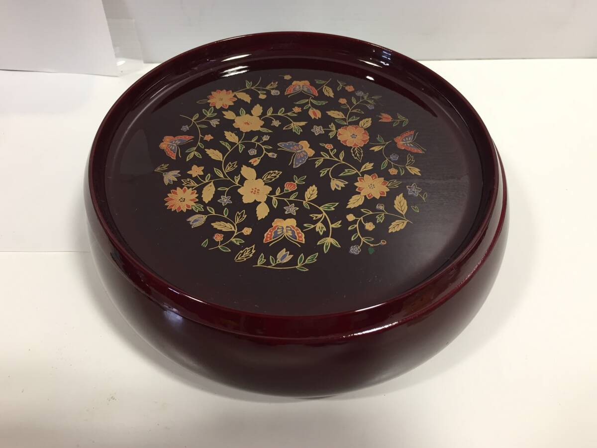 * new building .. souvenir lacquer ware tableware cake box floral print butterfly pattern diameter 20. depth 8. vessel lacquer ware conspicuous scratch / dirt none passing of years use because of light scratch / dirt a little equipped 