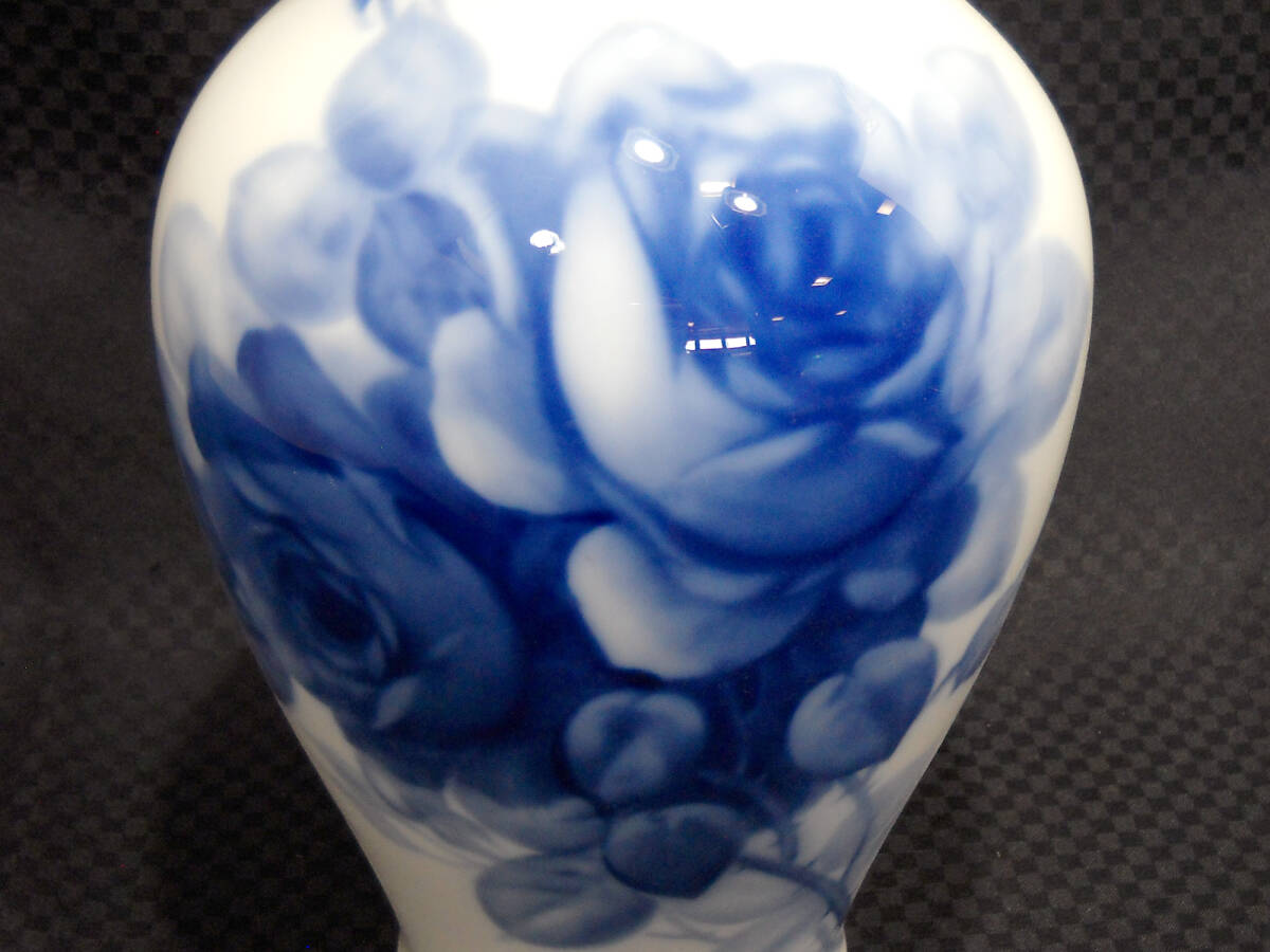 ∞ 大倉陶園 花器 ブルーローズ8011 高さ約36cm 薔薇 金縁 花瓶 花入れ 割れかけなし 傷ほとんどなし 底の部分に傷汚れあり_画像5