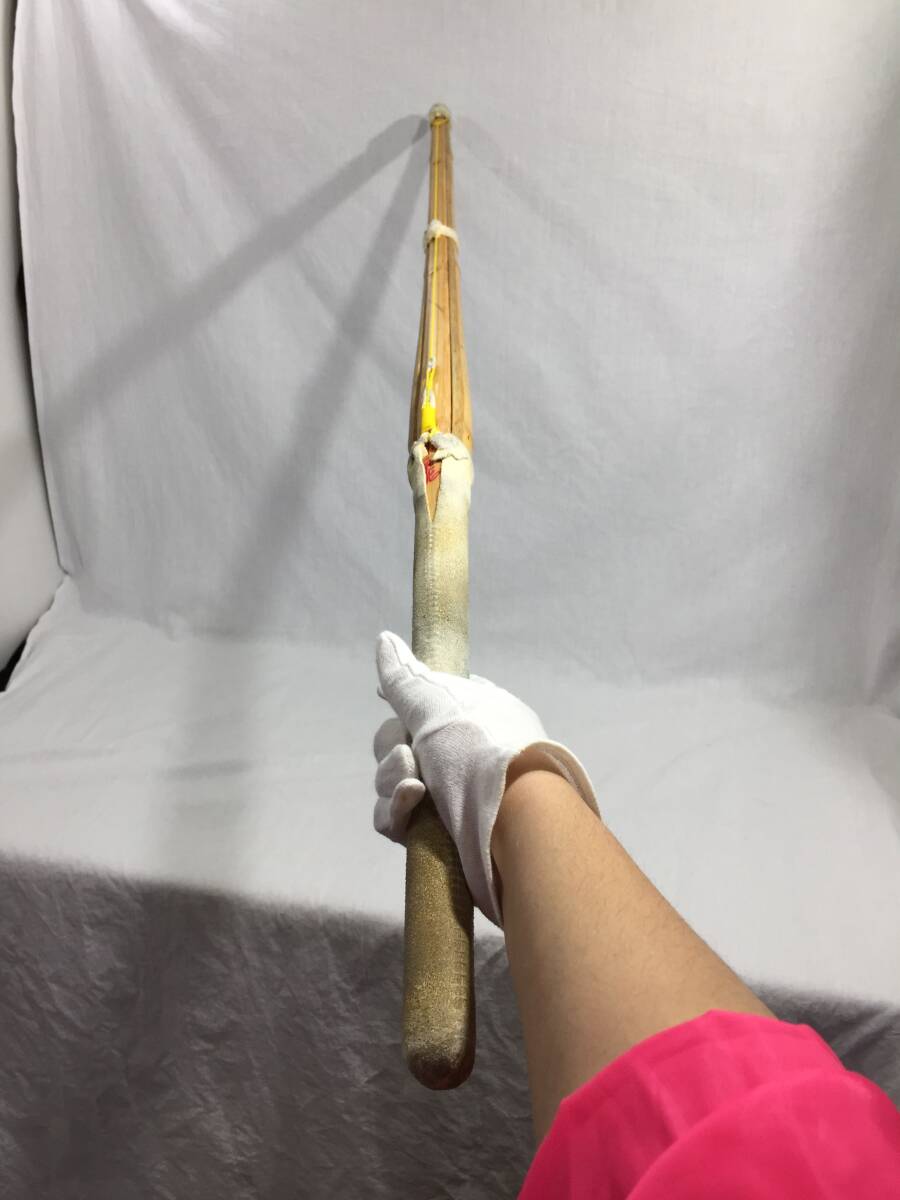 ◎ 竹刀 重量431g 剣道 胴張型 剣道用品 剣術 スポーツ用品 スポーツ レジャー 武道 竹刀柄部分薄い傷全体的にあり 柄部分名前あり A_画像2