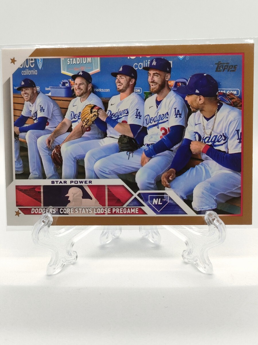 【2023シリ／Gold】ベッツ、Dodgersダグアウト - 2023 Topps Series 1 #113 /2023 Gold ～大谷翔平選手在籍の超名門～の画像1