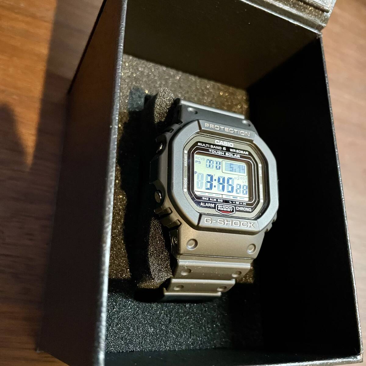 極美品 国内正規品 タグ付き CASIO G-SHOCK GW-5000U-1JF 電波ソーラー メタルケース スクリューバック スーパーイルミネーター_画像3