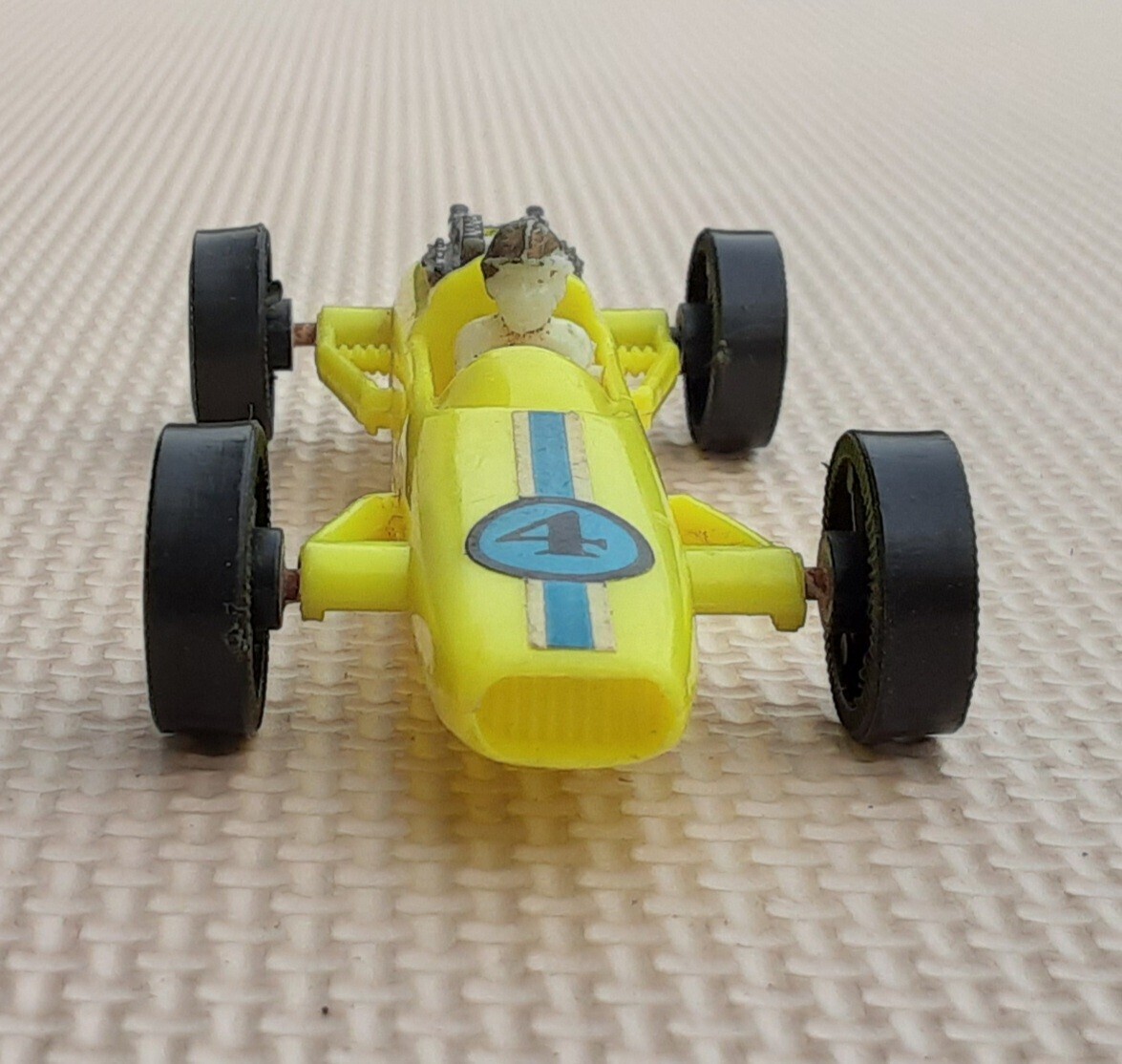 昭和レトロ レーシングカー 4 F1 カラー スポーツカー 黄色 イエロー ミニカー おもちゃ 飾り コレクション 雑貨 置物 プラスチック 香港製_画像6