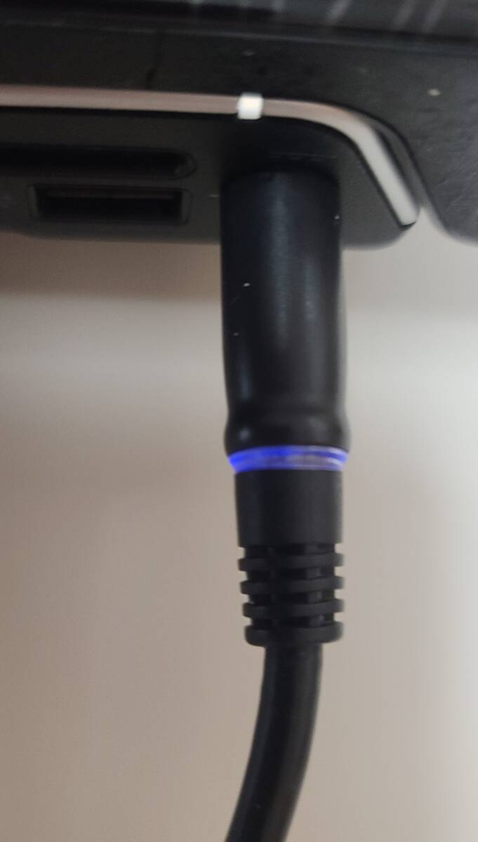 DELL　ノートPC用ACアダプタ　PA-3E Family_本体LED、コネクタ青LEDを確認