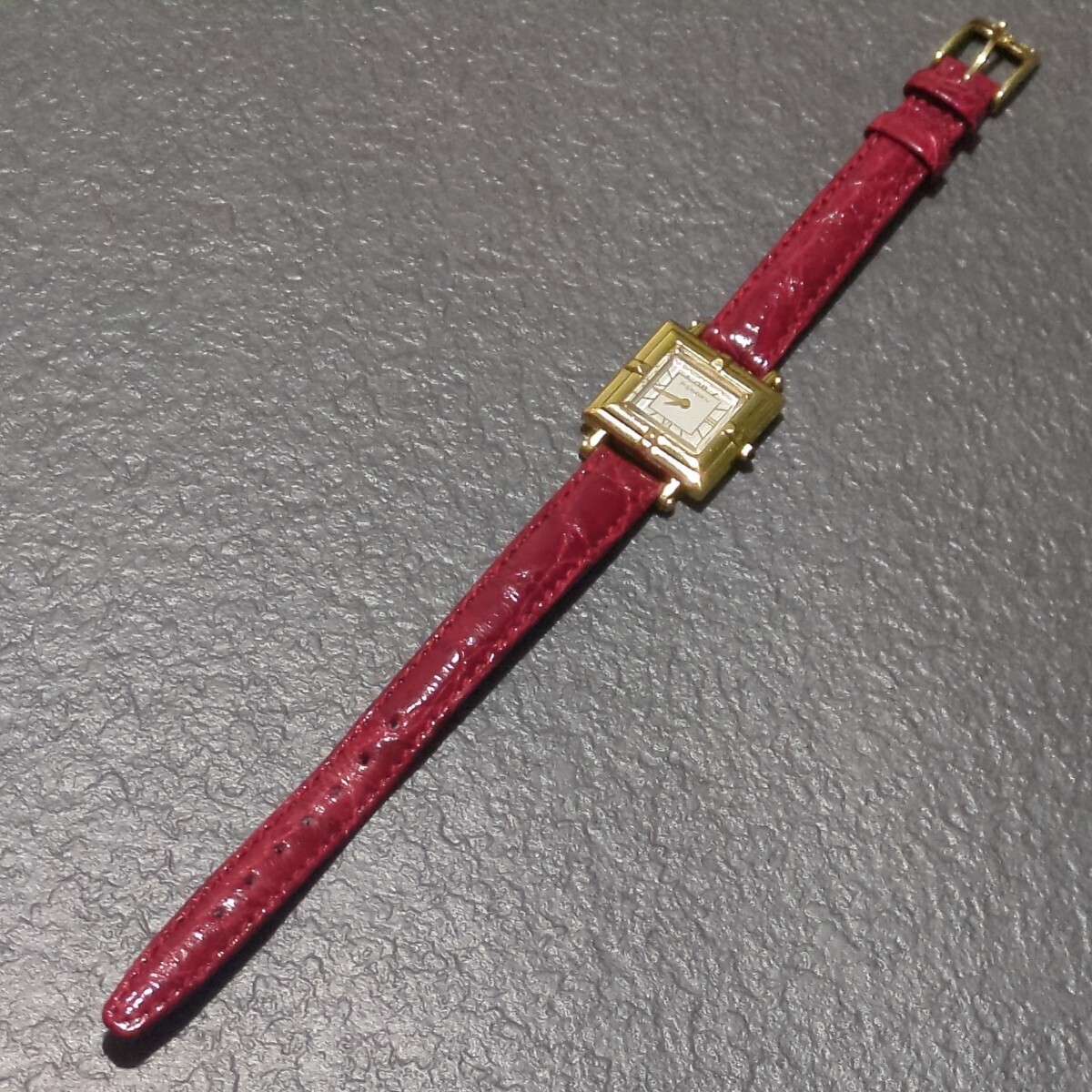 YSL イブサンローラン 腕時計 クォーツ 稼働品 ゴールドカラー　スクウェア　スクエア　レディース　オリジナル_画像3